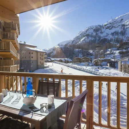 Modern Comfort By The Slopes Apartment